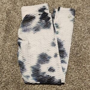 Textured Scruntch Butt Black and White Leggings